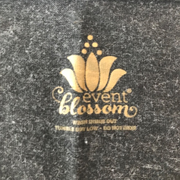 Event Blossom T Shirt Phi Sigma Sigma Black Size Sm-Medium - Picture 3 of 3